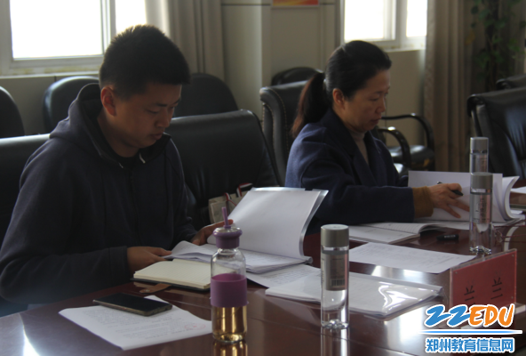 检查组认真翻阅材料 检查组认真翻阅材料