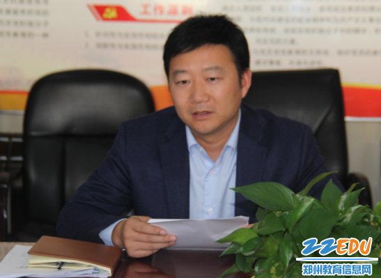 行政校长黄涛作汇报 行政校长黄涛作汇报