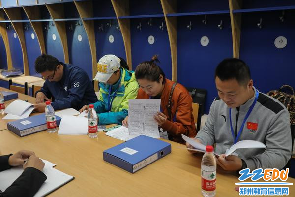 教育局专家组检查学校体育档案资料 教育局专家组检查学校体育档案资料