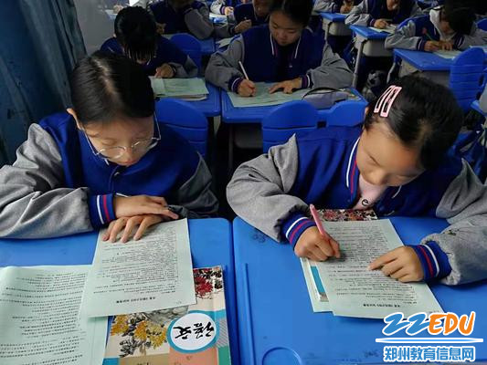 学生们认真答题 学生们认真答题