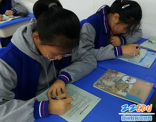 学生仔细思考问题 学生仔细思考问题