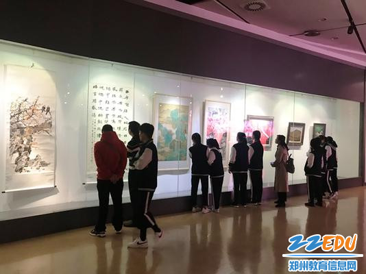 郑州24中美术班学生参观自己专业教师的作品