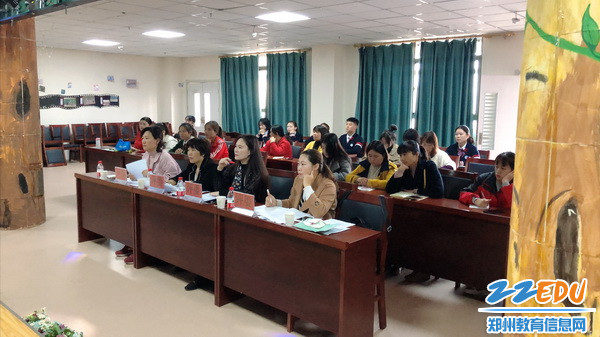 老师们认真聆听_调整大小 老师们认真聆听_调整大小