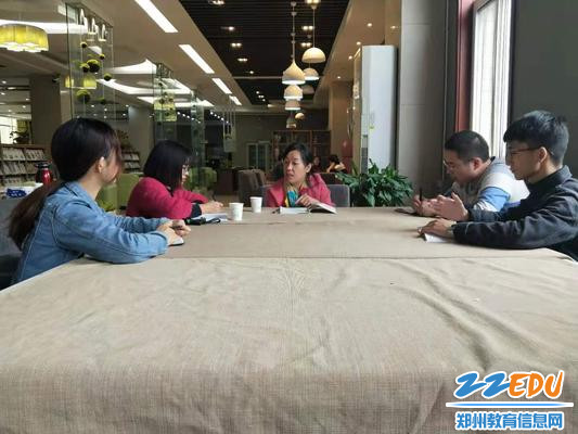 物理组老师在分享交流 物理组老师在分享交流