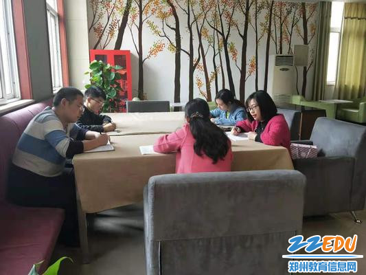 硕爵老师认真听讲并记录 硕爵老师认真听讲并记录