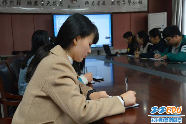 “站在名师的肩上”新密市轩辕实验中学青年教师程学飞认真记录董晓怡老师工作经验 “站在名师的肩上”新密市轩辕实验中学青年教师程学飞认真记录董晓怡老师工作经验