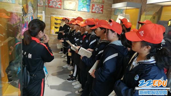 学生认真听讲解 学生认真听讲解