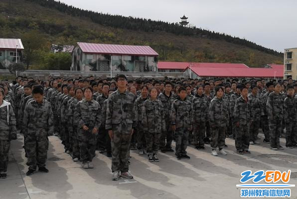 昂首挺胸的八年级学子 昂首挺胸的八年级学子