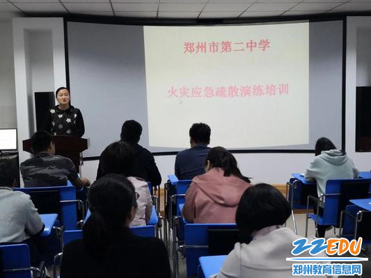 八年级年级长张小青老师为大家培训演练注意事项 八年级年级长张小青老师为大家培训演练注意事项