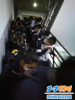 弯腰,捂口鼻,手扶墙,有序撤离到安全地点 弯腰,捂口鼻,手扶墙,有序撤离到安全地点