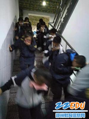 消防演练中有序撤离的学生们 消防演练中有序撤离的学生们