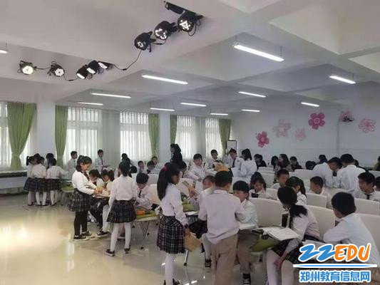 学生在杨艳青老师的课堂上热烈讨论_调整大小 学生在杨艳青老师的课堂上热烈讨论_调整大小