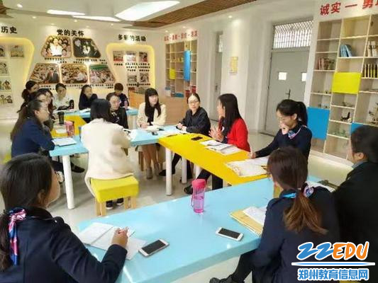 任丽霞老师与老师们交流王莉惠老师课堂_调整大小 任丽霞老师与老师们交流王莉惠老师课堂_调整大小