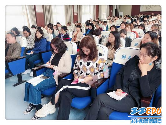 正在认真做笔记的家长_调整大小 正在认真做笔记的家长_调整大小