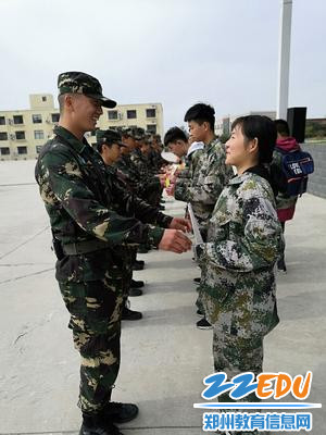 教官为优秀学员颁发证书 教官为优秀学员颁发证书