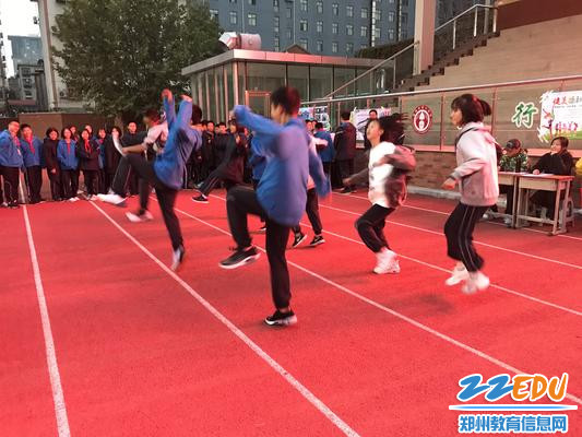 3.街舞社在展示舞技 - 副本 3.街舞社在展示舞技 - 副本