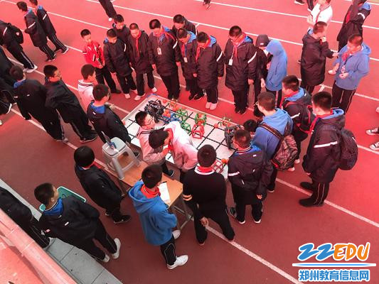 5.机器人社团在展示机器人操作 - 副本 5.机器人社团在展示机器人操作 - 副本