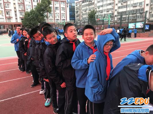 6.学生在喜爱的社团面前排起长队,等待报名 - 副本 6.学生在喜爱的社团面前排起长队,等待报名 - 副本