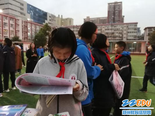 6.学生在校园报社招新处阅读校报 - 副本 6.学生在校园报社招新处阅读校报 - 副本