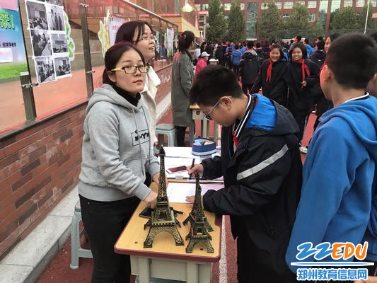 7.学生在选报多邻国语言社团 - 副本 7.学生在选报多邻国语言社团 - 副本