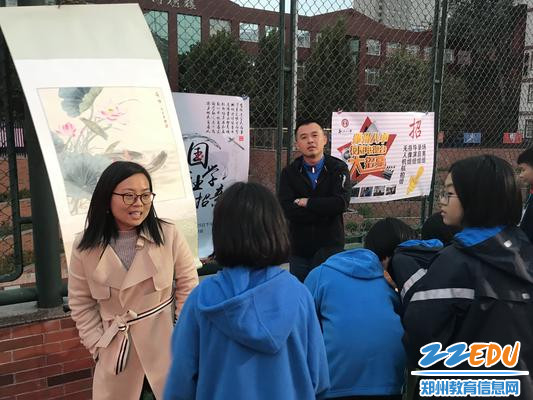 8.书法、国画社团辅导老师在解答学生的疑问 - 副本 8.书法、国画社团辅导老师在解答学生的疑问 - 副本