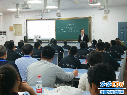 宋圆老师以温馨笑容引领学生探索《互感与自感》 宋圆老师以温馨笑容引领学生探索《互感与自感》