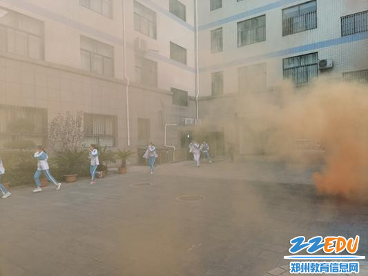 2宿舍老师指挥学生疏散 2宿舍老师指挥学生疏散