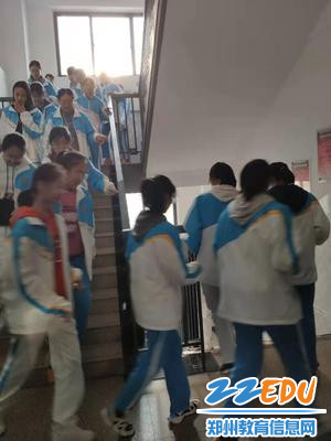 3楼道内有序撤离 3楼道内有序撤离