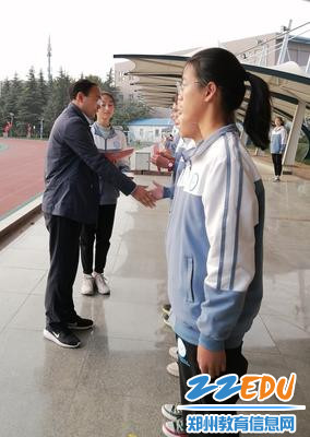 郑州市第四十七中学栗红涛副校长为高一学生会成员颁发聘书 郑州市第四十七中学栗红涛副校长为高一学生会成员颁发聘书