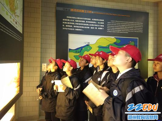 同学们驻足学习黄河文化 - 副本 同学们驻足学习黄河文化 - 副本