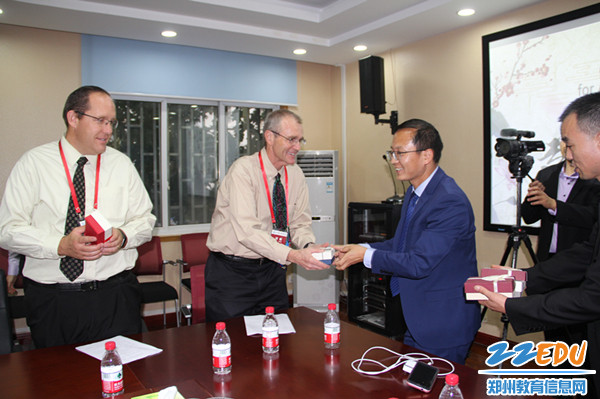 牛校长赠与访华团的社团作品 牛校长赠与访华团的社团作品