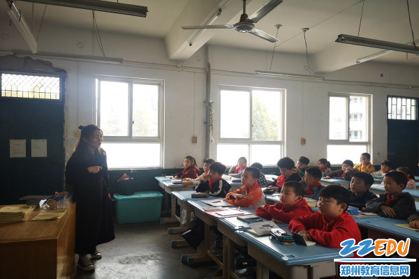 2大河报记者周星为孩子们讲解新闻知识 2大河报记者周星为孩子们讲解新闻知识