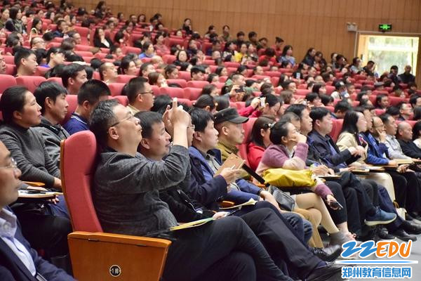 家长们认真倾听讲座 家长们认真倾听讲座