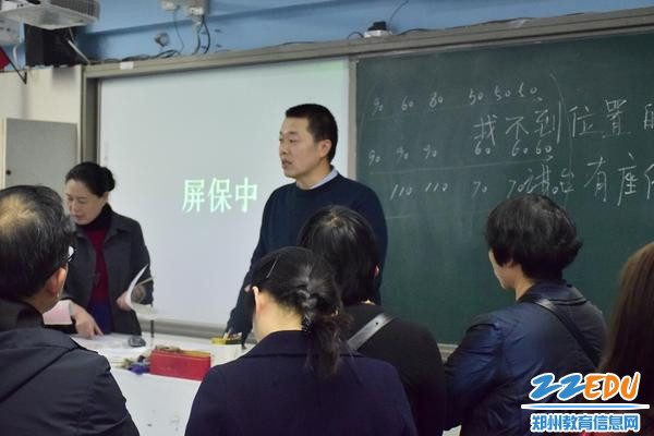 结束后,家长与班主任交流了解学生情况 结束后,家长与班主任交流了解学生情况