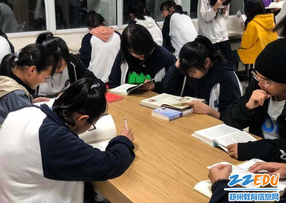 全神贯注,一丝不苟 全神贯注,一丝不苟