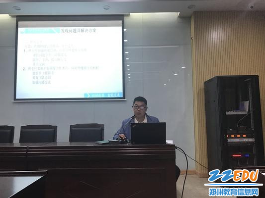 年级长王建锋主持并分析月考 年级长王建锋主持并分析月考