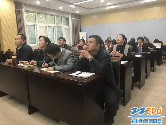 学校领导与参会老师认真聆听 学校领导与参会老师认真聆听