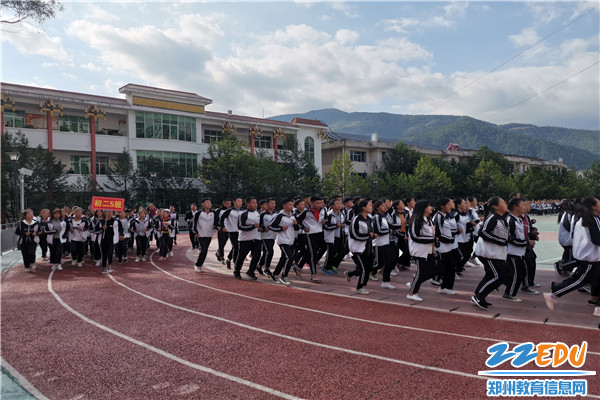 的报告郭勤学校长在喜德中学勒戈瓦铁校长陪同下参观喜德中学校园