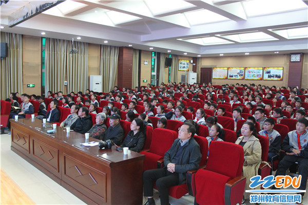 3学生与教师认真聆听讲座 3学生与教师认真聆听讲座