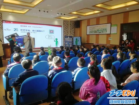 学生们认真听讲座 学生们认真听讲座