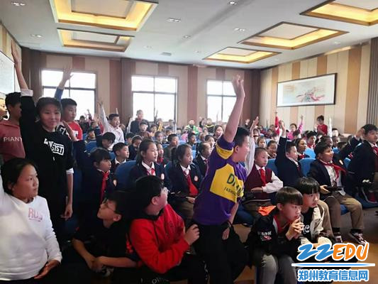 学生们积极抢答 学生们积极抢答