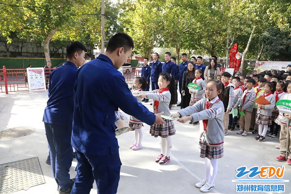 向消防员叔叔敬献贺卡 向消防员叔叔敬献贺卡