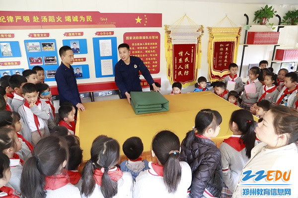 观看消防员叔叔叠被子 观看消防员叔叔叠被子