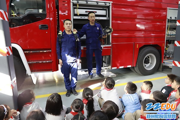 参观学习消防车 参观学习消防车