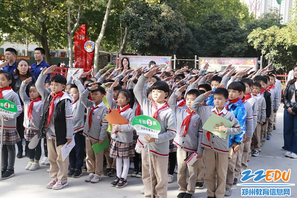 向消防员叔叔敬礼 向消防员叔叔敬礼