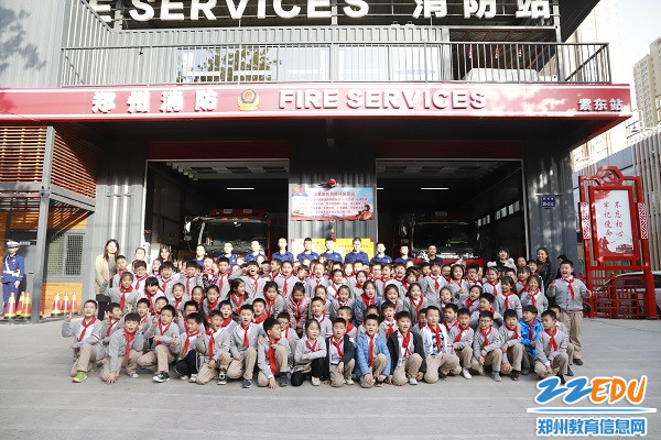 和消防员叔叔合影留念 和消防员叔叔合影留念