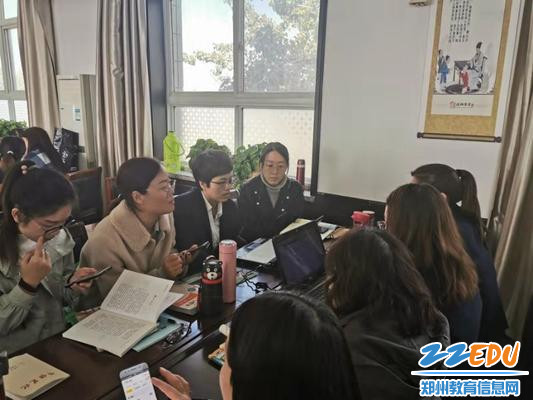 崔延萍与集体备课的老师深入交流 崔延萍与集体备课的老师深入交流
