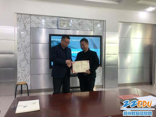 付强校长向企业特聘导师王毅秘书长颁发聘书_meitu_1 付强校长向企业特聘导师王毅秘书长颁发聘书_meitu_1