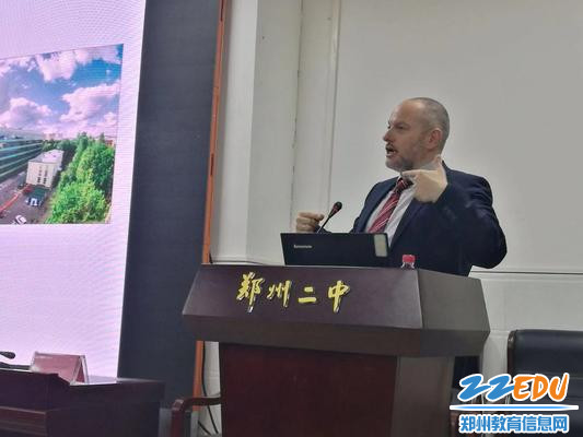 俄罗斯莫斯科物理与技术学院生物与医学物理学院院长亚历山大·米列尔扎诺夫全英为学生们做讲座 俄罗斯莫斯科物理与技术学院生物与医学物理学院院长亚历山大·米列尔扎诺夫全英为学生们做讲座