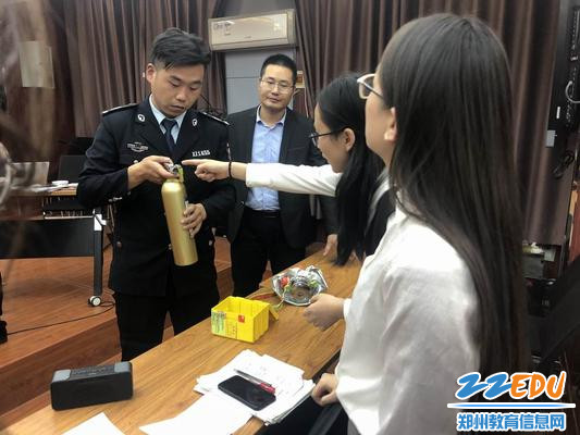 专职教员展示消防器材的科学使用方法